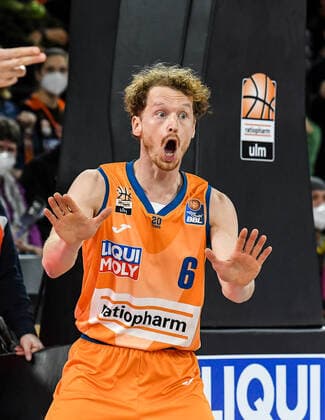 GER, BBL, ratiopharm ulm vs ALBA Berlin 21.11.2021, ratiopharm arena, Neu-Ulm, GER, BBL, ratiopharm ulm vs ALBA Berlin, im Bild Reaktion von Per Günther Guenther (Ulm, 6) nach einer Schiedsrichterentscheidung, Emotion