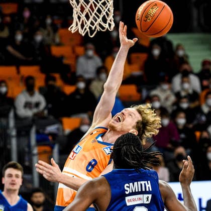 GER, BBL, ratiopharm ulm vs ALBA Berlin 21.11.2021, ratiopharm arena, Neu-Ulm, GER, BBL, ratiopharm ulm vs ALBA Berlin, im Bild Per Günther Guenther (Ulm, 6) geht mit Wut im Bauch zum Korb, Emotion