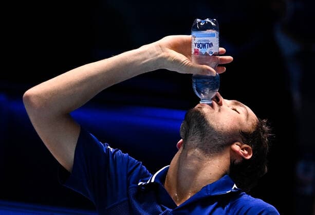 Italy Tennis ATP, Tennis Herren Finals 6701415 21.11.2021 Russia s Daniil Medvedev drinks water during a break of the singles final match of the ATP Finals against Germany s Alexander Zverev at the Pala Alpitour venue in Turin, Italy. Alexey Filippov Sputnik Turin Italy  Copyright: xAlexeyxFilippovx