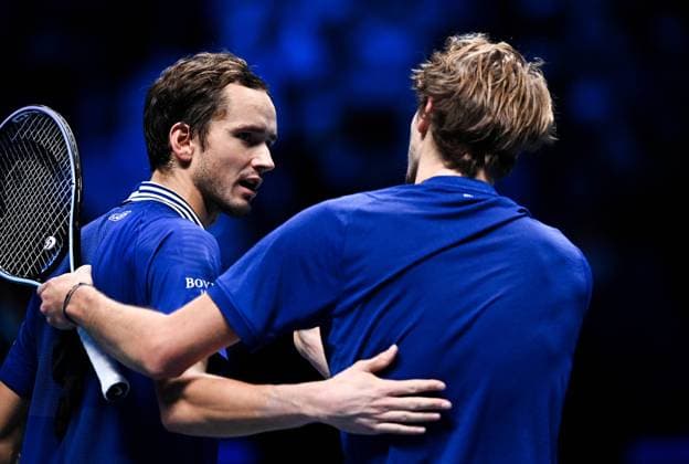 Italy Tennis ATP, Tennis Herren Finals 6701421 21.11.2021 Germany s Alexander Zverev, right, and Russia s Daniil Medvedev are pictured after their singles final match of the ATP Finals at the Pala Alpitour venue in Turin, Italy. Alexey Filippov Sputnik Turin Italy  Copyright: xAlexeyxFilippovx