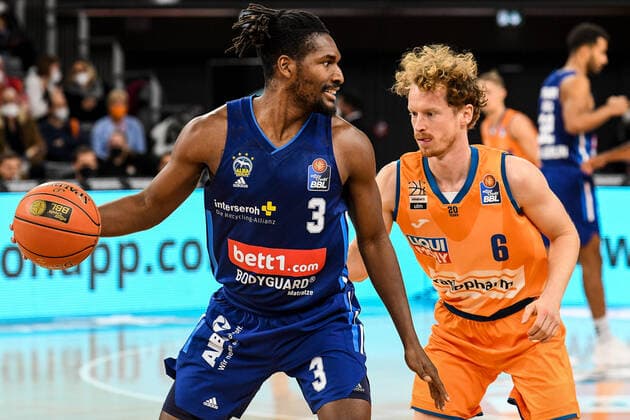 GER, BBL, ratiopharm ulm vs ALBA Berlin 21.11.2021, ratiopharm arena, Neu-Ulm, GER, BBL, ratiopharm ulm vs ALBA Berlin, im Bild Jaleen Smith (Berlin, 3), Per Günther Guenther (Ulm, 6)