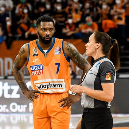 GER, BBL, ratiopharm ulm vs ALBA Berlin 21.11.2021, ratiopharm arena, Neu-Ulm, GER, BBL, ratiopharm ulm vs ALBA Berlin, im Bild Sindarius Thornwell (Ulm, 7) diskutiert mit Schiedsrichterin Anne Panther