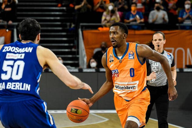GER, BBL, ratiopharm ulm vs ALBA Berlin 21.11.2021, ratiopharm arena, Neu-Ulm, GER, BBL, ratiopharm ulm vs ALBA Berlin, im Bild Yovel Zoosman (Berlin, 50), Semaj Christon (Ulm, 0)