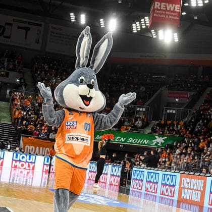 GER, BBL, ratiopharm ulm vs ALBA Berlin 21.11.2021, ratiopharm arena, Neu-Ulm, GER, BBL, ratiopharm ulm vs ALBA Berlin, im Bild das Ulmer Maskottchen Spass