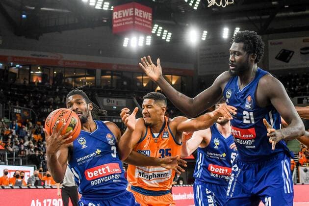 GER, BBL, ratiopharm ulm vs ALBA Berlin 21.11.2021, ratiopharm arena, Neu-Ulm, GER, BBL, ratiopharm ulm vs ALBA Berlin, im Bild Kampf um den Ball Jaleen Smith (Berlin, 3), Karim Jallow (Ulm, 35), Jean Marc Christ Koumadje (Berlin, 21)