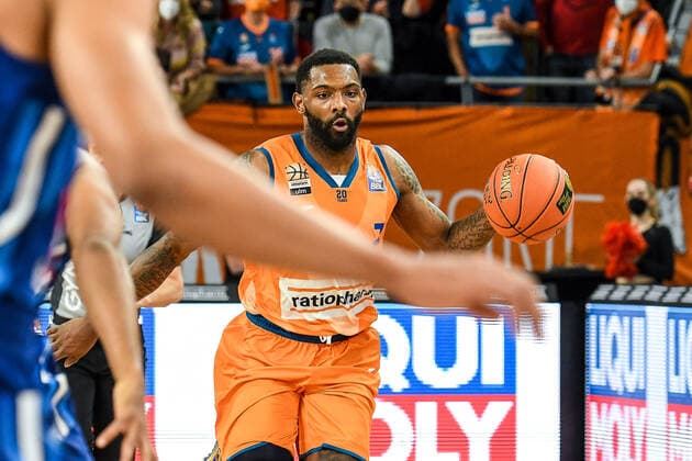 GER, BBL, ratiopharm ulm vs ALBA Berlin 21.11.2021, ratiopharm arena, Neu-Ulm, GER, BBL, ratiopharm ulm vs ALBA Berlin, im Bild Sindarius Thornwell (Ulm, 7)
