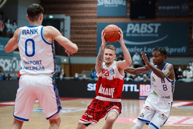 GER, Würzburg, s.Oliver Arena, 21.11.2021, emspor, emonline, despor, deonline, s.Oliver Wuerzburg vs. Fraport Skyliners Frankfurt, easyCredit BBL, 8. Spieltag Bild: v. l. Lukas Wank (Fraport Skyliners Frankfurt), Aigars Skele (s.Oliver Wuerzburg) und Brancou Badio (Fraport Skyliners Frankfurt) Copyright: HMBxMedia JulienxBecker
