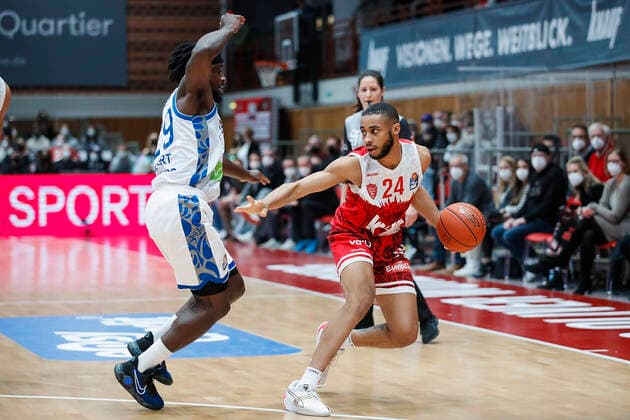 GER, Würzburg, s.Oliver Arena, 21.11.2021, emspor, emonline, despor, deonline, s.Oliver Wuerzburg vs. Fraport Skyliners Frankfurt, easyCredit BBL, 8. Spieltag Bild: v. l. Will Cherry (Fraport Skyliners Frankfurt) gegen Cameron Hunt (s.Oliver Wuerzburg) Copyright: HMBxMedia JulienxBecker