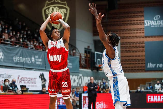 GER, Würzburg, s.Oliver Arena, 21.11.2021, emspor, emonline, despor, deonline, s.Oliver Wuerzburg vs. Fraport Skyliners Frankfurt, easyCredit BBL, 8. Spieltag Bild: v. l. Desi Rodriguez (s.Oliver Wuerzburg) gegen Brancou Badio (Fraport Skyliners Frankfurt) Copyright: HMBxMedia JulienxBecker