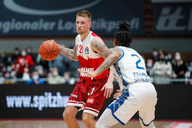 GER, Würzburg, s.Oliver Arena, 21.11.2021, emspor, emonline, despor, deonline, s.Oliver Wuerzburg vs. Fraport Skyliners Frankfurt, easyCredit BBL, 8. Spieltag Bild: v. l. Aigars Skele (s.Oliver Wuerzburg) gegen Donovan Donaldson (Fraport Skyliners Frankfurt) Copyright: HMBxMedia JulienxBecker