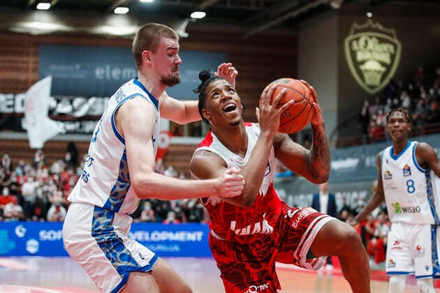 Sport Bilder des Tages GER, Würzburg, s.Oliver Arena, 21.11.2021, emspor, emonline, despor, deonline, s.Oliver Wuerzburg vs. Fraport Skyliners Frankfurt, easyCredit BBL, 8. Spieltag Bild: v. l. Matt Haarms (Fraport Skyliners Frankfurt) gegen Desi Rodriguez (s.Oliver Wuerzburg) Copyright: HMBxMedia JulienxBecker