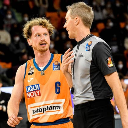 GER, BBL, ratiopharm ulm vs ALBA Berlin 21.11.2021, ratiopharm arena, Neu-Ulm, GER, BBL, ratiopharm ulm vs ALBA Berlin, im Bild Per Günther Guenther (Ulm, 6) diskutiert mit Schiedsrichter Christof Madinger einer Fehlentscheidung