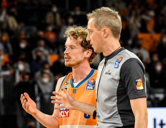 GER, BBL, ratiopharm ulm vs ALBA Berlin 21.11.2021, ratiopharm arena, Neu-Ulm, GER, BBL, ratiopharm ulm vs ALBA Berlin, im Bild Per Günther Guenther (Ulm, 6) diskutiert mit Schiedsrichter Christof Madinger einer Fehlentscheidung