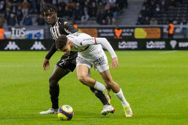 -FOOTBALL : ANGERS SCO - FC LORIENT (Ligue 1 UberEats - J14) 21 11 2021 a Angers. Batista Mendy Angers vs Redwan Bourles Lorient FOOTBALL : Angers SCO vs FC Lorient - Ligue1 uber eats - 21 11 2021 JeremiasGonzalez Panoramic 