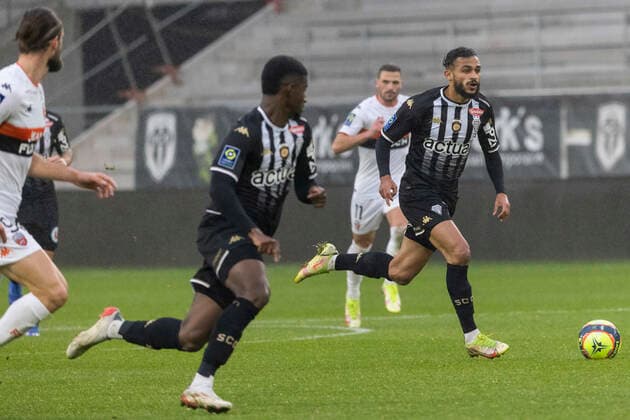 Angers Sofiane Boufal en action, FOOTBALL : ANGERS SCO - FC LORIENT (Ligue 1 UberEats - J14) 21 11 2021 a Angers. FOOTBALL : Angers SCO vs FC Lorient - Ligue1 uber eats - 21 11 2021 JeremiasGonzalez Panoramic 