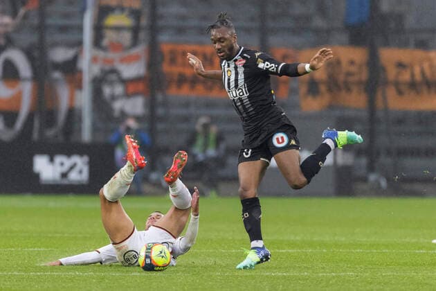 FOOTBALL : ANGERS SCO - FC LORIENT (Ligue 1 UberEats - J14) 21 11 2021 a Angers. Souleyman DOUMBIA Angers en action FOOTBALL : Angers SCO vs FC Lorient - Ligue1 uber eats - 21 11 2021 JeremiasGonzalez Panoramic 