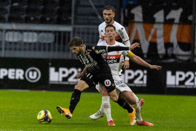 FOOTBALL : ANGERS SCO - FC LORIENT (Ligue 1 UberEats - J14) 21 11 2021 a Angers. Angers Jimmy Cabot FOOTBALL : Angers SCO vs FC Lorient - Ligue1 uber eats - 21 11 2021 JeremiasGonzalez Panoramic 