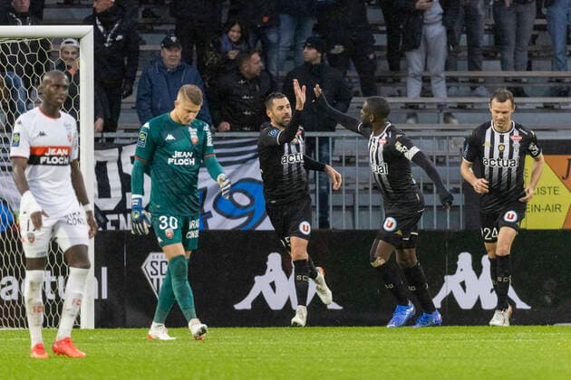 FOOTBALL : ANGERS SCO - FC LORIENT (Ligue 1 UberEats - J14) 21 11 2021 a Angers. Angers Thomas MANGANI penalty et but FOOTBALL : Angers SCO vs FC Lorient - Ligue1 uber eats - 21 11 2021 JeremiasGonzalez Panoramic 