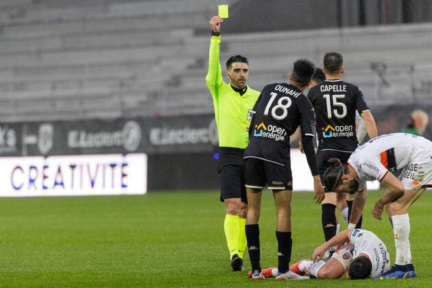 FOOTBALL : ANGERS SCO - FC LORIENT (Ligue 1 UberEats - J14) 21 11 2021 a Angers. Arbitre P. Gaillouste donne carton jeune a Azzeddine OUNAHI Angers FOOTBALL : Angers SCO vs FC Lorient - Ligue1 uber eats - 21 11 2021 JeremiasGonzalez Panoramic 