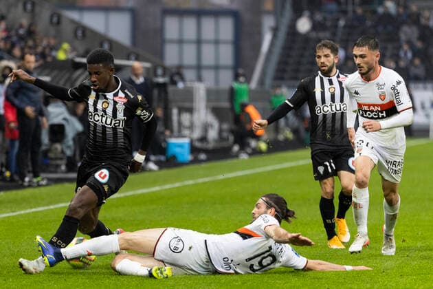 FOOTBALL : ANGERS SCO - FC LORIENT (Ligue 1 UberEats - J14) 21 11 2021 a Angers. Mohamed-Ali CHO Angers disÃ»te la balon contre Leo PETROT de Lorient FOOTBALL : Angers SCO vs FC Lorient - Ligue1 uber eats - 21 11 2021 JeremiasGonzalez Panoramic 