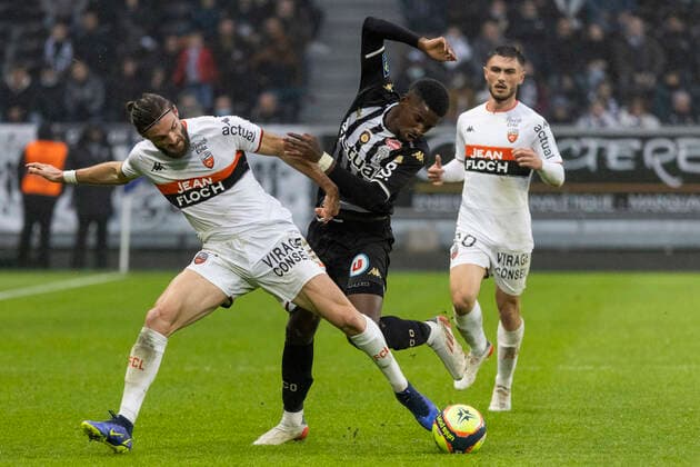 FOOTBALL : ANGERS SCO - FC LORIENT (Ligue 1 UberEats - J14) 21 11 2021 a Angers. Mohamed-Ali CHO Angers disÃ»te la balon contre Leo PETROT de Lorient FOOTBALL : Angers SCO vs FC Lorient - Ligue1 uber eats - 21 11 2021 JeremiasGonzalez Panoramic 