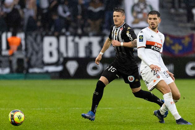 FOOTBALL : ANGERS SCO - FC LORIENT (Ligue 1 UberEats - J14) 21 11 2021 a Angers. Pierrick CAPELLE Angers. FOOTBALL : Angers SCO vs FC Lorient - Ligue1 uber eats - 21 11 2021 JeremiasGonzalez Panoramic 