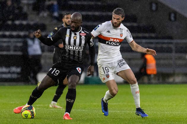 FOOTBALL : ANGERS SCO - FC LORIENT (Ligue 1 UberEats - J14) 21 11 2021 a Angers. Stephane BAHOKEN d Angers dispute le balon avec Lorient Leo PETROT. FOOTBALL : Angers SCO vs FC Lorient - Ligue1 uber eats - 21 11 2021 JeremiasGonzalez Panoramic 