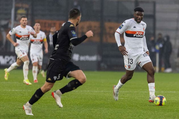 FOOTBALL : ANGERS SCO - FC LORIENT (Ligue 1 UberEats - J14) 21 11 2021 a Angers. Terem MOFFI Lorient en action FOOTBALL : Angers SCO vs FC Lorient - Ligue1 uber eats - 21 11 2021 JeremiasGonzalez Panoramic 
