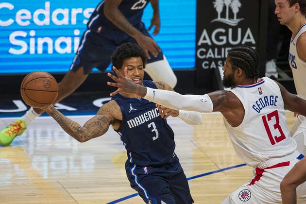 November 21, 2021, Los Angeles, California, USA: Trey Burke 3 of the Dallas Mavericks keeps the ball away from Paul George 13 of the Los Angeles Clippers during their NBA, Basketball Herren, USA game on Sunday November 21, 2021 at the Staples Center in Los Angeles, California. Clippers beat Mavericks, 97-91. ARIANA RUIZ PI Los Angeles USA - ZUMAp124 20211121_zaa_p124_007 Copyright: xArianaxRuizx