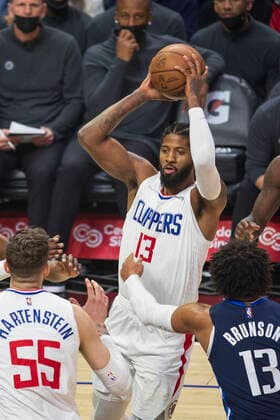 November 21, 2021, Los Angeles, California, USA: Paul George 13 of the Los Angeles Clippers passes the ball during their NBA, Basketball Herren, USA game with the Dallas Mavericks on Sunday November 21, 2021 at the Staples Center in Los Angeles, California. Clippers beat Mavericks, 97-91. ARIANA RUIZ PI Los Angeles USA - ZUMAp124 20211121_zaa_p124_010 Copyright: xArianaxRuizx