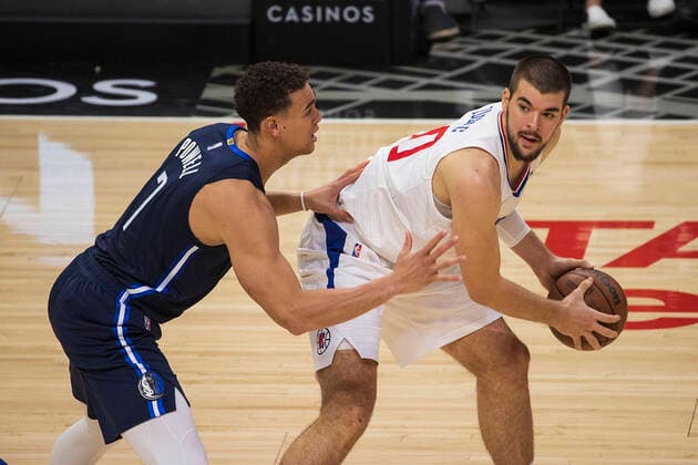 November 21, 2021, Los Angeles, California, USA: Ivica Zubac 40 of the Los Angeles Clippers defends against Dwight Powell 7 of the Dallas Mavericks during their NBA, Basketball Herren, USA game on Sunday November 21, 2021 at the Staples Center in Los Angeles, California. Clippers beat Mavericks, 97-91. ARIANA RUIZ PI Los Angeles USA - ZUMAp124 20211121_zaa_p124_011 Copyright: xArianaxRuizx