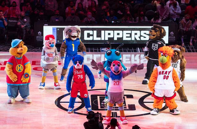 November 21, 2021, Los Angeles, California, USA: Los Angeles Clippers mascot Chuck the Condor celebrates his 6th birthday with other Los Angeles team mascots during the ClippersÃ¢â‚¬â ¢ NBA, Basketball Herren, USA game with the Dallas Mavericks on Sunday November 21, 2021 at the Staples Center in Los Angeles, California. Clippers beat Mavericks, 97-91. ARIANA RUIZ PI Los Angeles USA - ZUMAp124 20211121_zaa_p124_012 Copyright: xArianaxRuizx