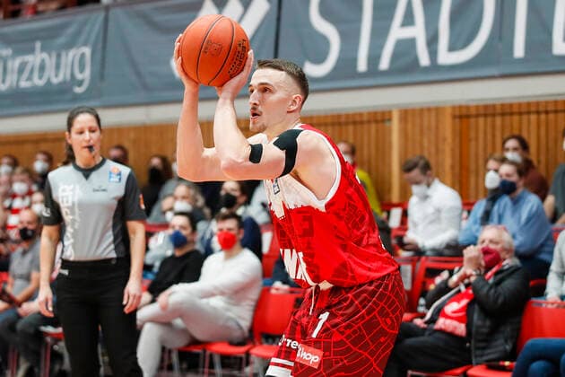 GER, Würzburg, s.Oliver Arena, 21.11.2021, emspor, emonline, despor, deonline, s.Oliver Wuerzburg vs. Fraport Skyliners Frankfurt, easyCredit BBL, 8. Spieltag Bild: Tomasz Gielo (s.Oliver Wuerzburg) mit dem Dreier Copyright: HMBxMedia JulienxBecker