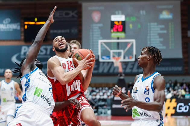 GER, Würzburg, s.Oliver Arena, 21.11.2021, emspor, emonline, despor, deonline, s.Oliver Wuerzburg vs. Fraport Skyliners Frankfurt, easyCredit BBL, 8. Spieltag Bild: v. l. Will Cherry (Fraport Skyliners Frankfurt), Cameron Hunt (s.Oliver Wuerzburg) und Brancou Badio (Fraport Skyliners Frankfurt) Copyright: HMBxMedia JulienxBecker