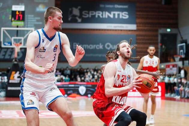GER, Würzburg, s.Oliver Arena, 21.11.2021, emspor, emonline, despor, deonline, s.Oliver Wuerzburg vs. Fraport Skyliners Frankfurt, easyCredit BBL, 8. Spieltag Bild: v. l. Matt Haarms (Fraport Skyliners Frankfurt) gegen Craig Moller (s.Oliver Wuerzburg) Copyright: HMBxMedia JulienxBecker