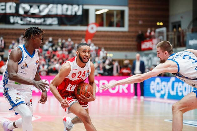 GER, Würzburg, s.Oliver Arena, 21.11.2021, emspor, emonline, despor, deonline, s.Oliver Wuerzburg vs. Fraport Skyliners Frankfurt, easyCredit BBL, 8. Spieltag Bild: v. l. Brancou Badio (Fraport Skyliners Frankfurt), Cameron Hunt (s.Oliver Wuerzburg) und Matt Haarms (Fraport Skyliners Frankfurt) Copyright: HMBxMedia JulienxBecker