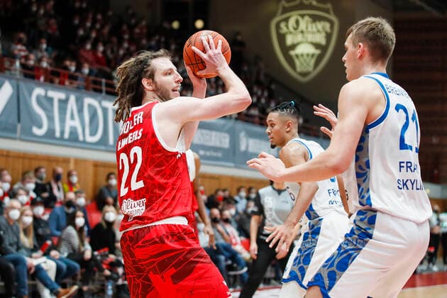GER, Würzburg, s.Oliver Arena, 21.11.2021, emspor, emonline, despor, deonline, s.Oliver Wuerzburg vs. Fraport Skyliners Frankfurt, easyCredit BBL, 8. Spieltag Bild: v. l. Craig Moller (s.Oliver Wuerzburg) gegen Lorenz Brenneke (Fraport Skyliners Frankfurt) Copyright: HMBxMedia JulienxBecker