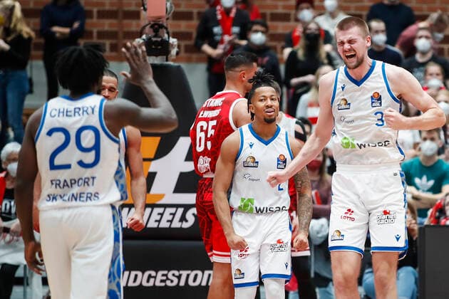 GER, Würzburg, s.Oliver Arena, 21.11.2021, emspor, emonline, despor, deonline, s.Oliver Wuerzburg vs. Fraport Skyliners Frankfurt, easyCredit BBL, 8. Spieltag Bild: v. l. Riesenjubel bei Donovan Donaldson (Fraport Skyliners Frankfurt) und Matt Haarms (Fraport Skyliners Frankfurt) Copyright: HMBxMedia JulienxBecker