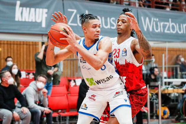 GER, Würzburg, s.Oliver Arena, 21.11.2021, emspor, emonline, despor, deonline, s.Oliver Wuerzburg vs. Fraport Skyliners Frankfurt, easyCredit BBL, 8. Spieltag Bild: v. l. Len Schoormann (Fraport Skyliners Frankfurt) gegen Desi Rodriguez (s.Oliver Wuerzburg) Copyright: HMBxMedia JulienxBecker