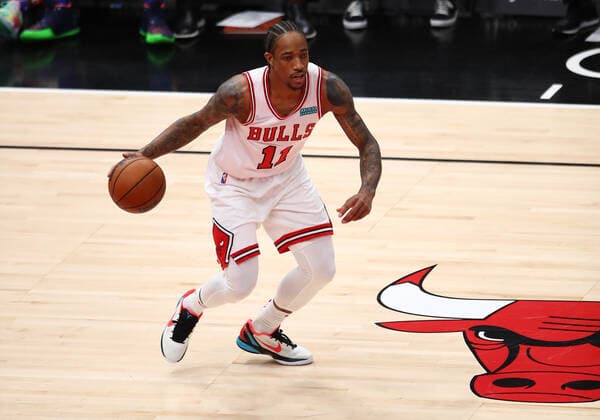 CHICAGO, IL - NOVEMBER 21: Chicago Bulls Forward DeMar DeRozan (11) dribbles the ball during a NBA, Basketball Herren, USA game between the New York Knicks and the Chicago Bulls on November 21, 2021 at the United Center in Chicago, IL. (Photo by Melissa Tamez Icon Sportswire) NBA: NOV 21 Knicks at Bulls Icon211121004