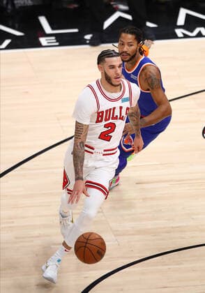 CHICAGO, IL - NOVEMBER 21: Chicago Bulls Guard Lonzo Ball (2) dribbles the ball during a NBA, Basketball Herren, USA game between the New York Knicks and the Chicago Bulls on November 21, 2021 at the United Center in Chicago, IL. (Photo by Melissa Tamez Icon Sportswire) NBA: NOV 21 Knicks at Bulls Icon211121008