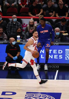 CHICAGO, IL - NOVEMBER 21: Chicago Bulls Guard Zach LaVine (8) dribbles the ball up the court during a NBA, Basketball Herren, USA game between the New York Knicks and the Chicago Bulls on November 21, 2021 at the United Center in Chicago, IL. (Photo by Melissa Tamez Icon Sportswire) NBA: NOV 21 Knicks at Bulls Icon211121010