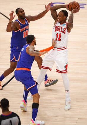 CHICAGO, IL - NOVEMBER 21: Chicago Bulls Forward DeMar DeRozan (11) doubled teamed during a NBA, Basketball Herren, USA game between the New York Knicks and the Chicago Bulls on November 21, 2021 at the United Center in Chicago, IL. (Photo by Melissa Tamez Icon Sportswire) NBA: NOV 21 Knicks at Bulls Icon211121012