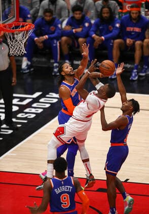 CHICAGO, IL - NOVEMBER 21: Chicago Bulls Forward Javonte Green (24) is guarded by New York Knicks Guard Derrick Rose (4) during a NBA, Basketball Herren, USA game between the New York Knicks and the Chicago Bulls on November 21, 2021 at the United Center in Chicago, IL. (Photo by Melissa Tamez Icon Sportswire) NBA: NOV 21 Knicks at Bulls Icon211121013