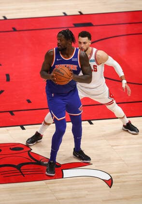 CHICAGO, IL - NOVEMBER 21: New York Knicks Forward Julius Randle (30) is guarded by Chicago Bulls Guard Zach LaVine (8) during a NBA, Basketball Herren, USA game between the New York Knicks and the Chicago Bulls on November 21, 2021 at the United Center in Chicago, IL. (Photo by Melissa Tamez Icon Sportswire) NBA: NOV 21 Knicks at Bulls Icon211121017