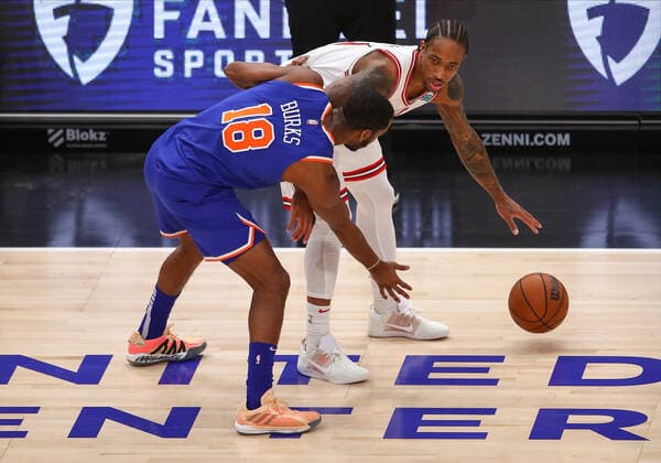 CHICAGO, IL - NOVEMBER 21: Chicago Bulls Forward DeMar DeRozan (11) is defended by New York Knicks Forward Alec Burks (18) during a NBA, Basketball Herren, USA game between the New York Knicks and the Chicago Bulls on November 21, 2021 at the United Center in Chicago, IL. (Photo by Melissa Tamez Icon Sportswire) NBA: NOV 21 Knicks at Bulls Icon211121020