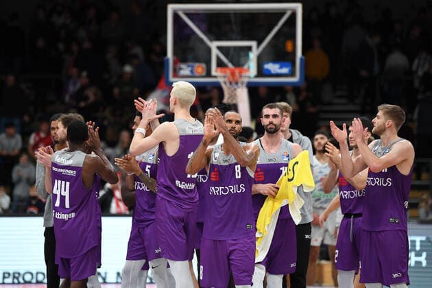BG Göttingen - FC Bayern München 21.11.2021, Basketball-Bundesliga, Saison 2021 2022, 8. Spieltag, BG Göttingen - FC Bayern München. Göttingens Spieler stehen nach dem Spielende auf dem Feld. Göttingen Niedersachsen Deutschland