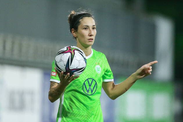 v.li.: Sara Doorsoun (VfL Wolfsburg, 23), beim Einwurf, Aktion, Action, Spielszene, gibt Anweisungen, gestikuliert, mit den Armen gestikulieren, Portrait, Nahaufnahme, Einzelfoto, Einzelbild, DIE DFB-RICHTLINIEN UNTERSAGEN JEGLICHE NUTZUNG VON FOTOS ALS SEQUENZBILDER UND ODER VIDEOÄHNLICHE FOTOSTRECKEN. DFB REGULATIONS PROHIBIT ANY USE OF PHOTOGRAPHS AS IMAGE SEQUENCES AND OR QUASI-VIDEO., 21.11.2021, Wolfsburg (Deutschland), Fussball, Flyeralarm Frauen-Bundesliga, VfL Wolfsburg - SGS Essen