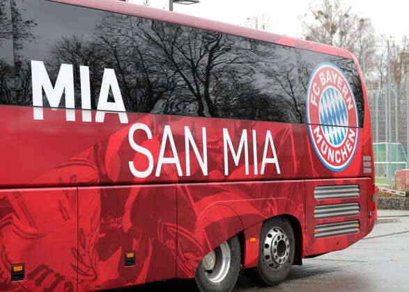 München, Deutschland 22. November 2021: Fussball, Herren, 1.Liga, Saison 2021 2022, FC Bayern München, Säbener Strasse, Trainingsgelände, Abschlusstraining, Champions League Der Mannschaftsbus des FC Bayern steht bereit zur Abfahrt, Mia san mia *** Munich, Germany 22 November 2021 football, men, 1 league, 2021 2022 season, FC Bayern Munich, Säbener Strasse, training ground, final training, Champions League FC Bayerns team bus is ready to leave, Mia san mia