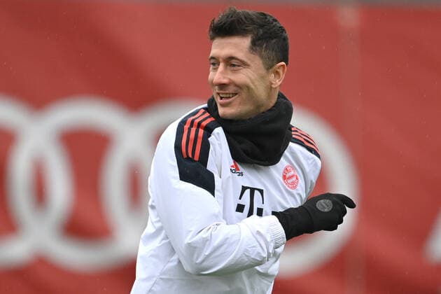 Robert LEWANDOWSKI (Bayern Muenchen), Aktion,Einzelbild,angeschnittenes Einzelmotiv,Halbfigur,halbe Figur. Fussball Champions League Dynamo Kiew-FC Bayern Muenchen,Abschlusstraining am 22.11.2021